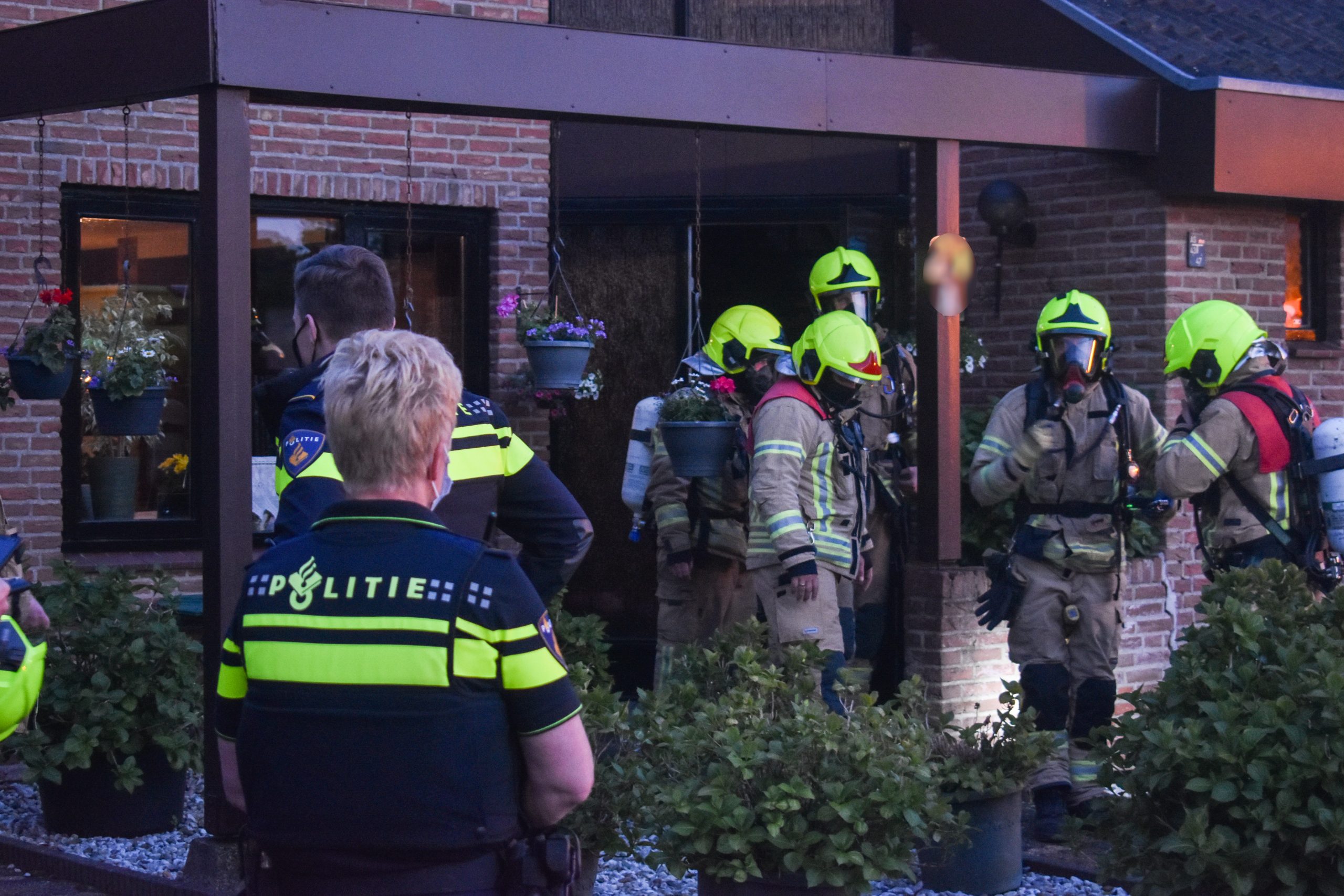 Bewoner onwel door koolmonoxide; brandweer haalt meneer uit woning | #Zuidland.
